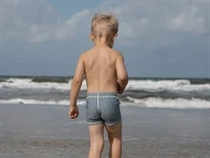 Dreng iklædt blå og hvid stribet badeshorts fra Petit Piao PP413 blue mirage